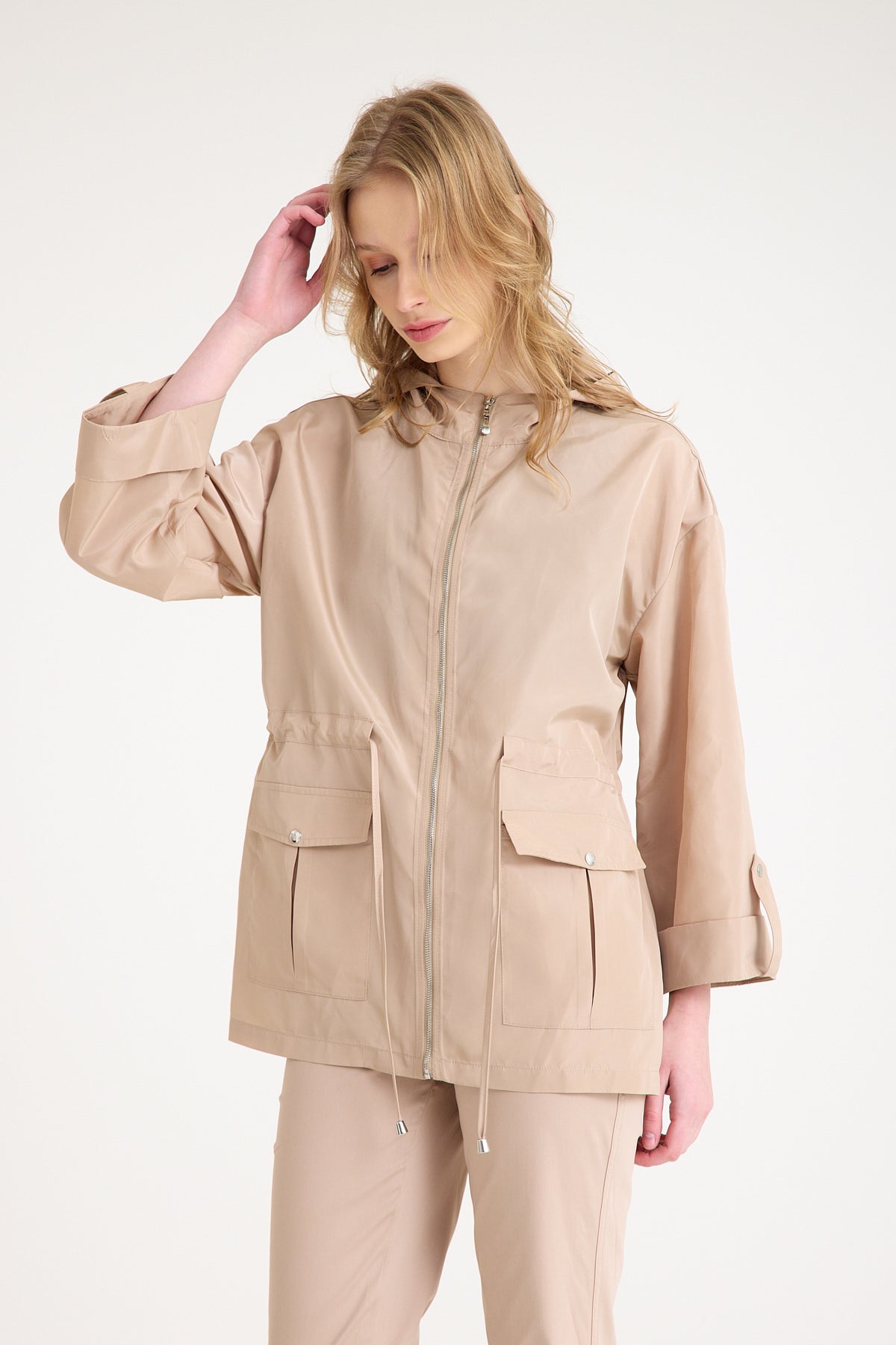 Kadın Rüzgarlık Fonksiyonel ve Su Geçirmez Tasarım