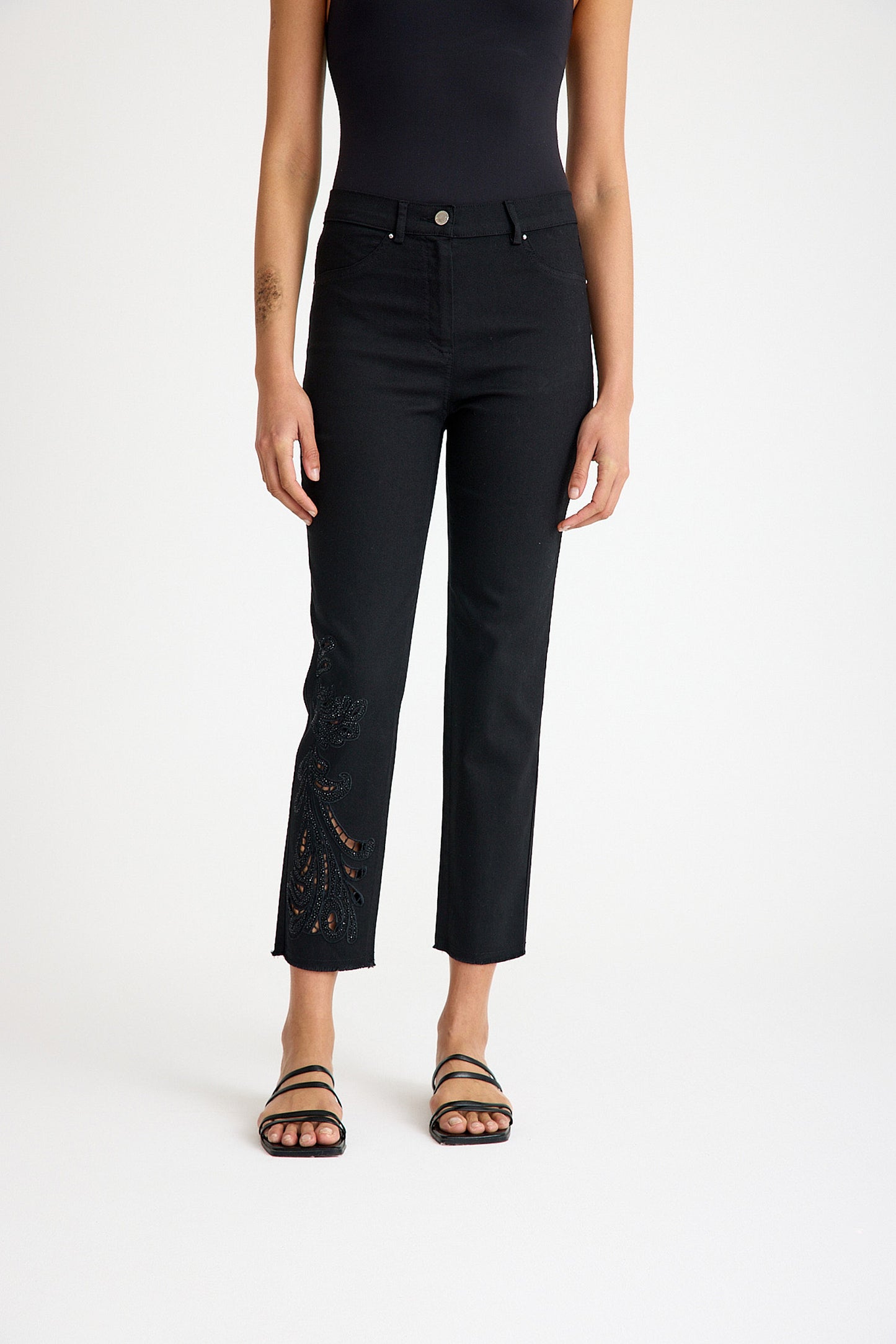 Yüksek Bel Siyah Nakış Detaylı Kadın Straight Fit Jean