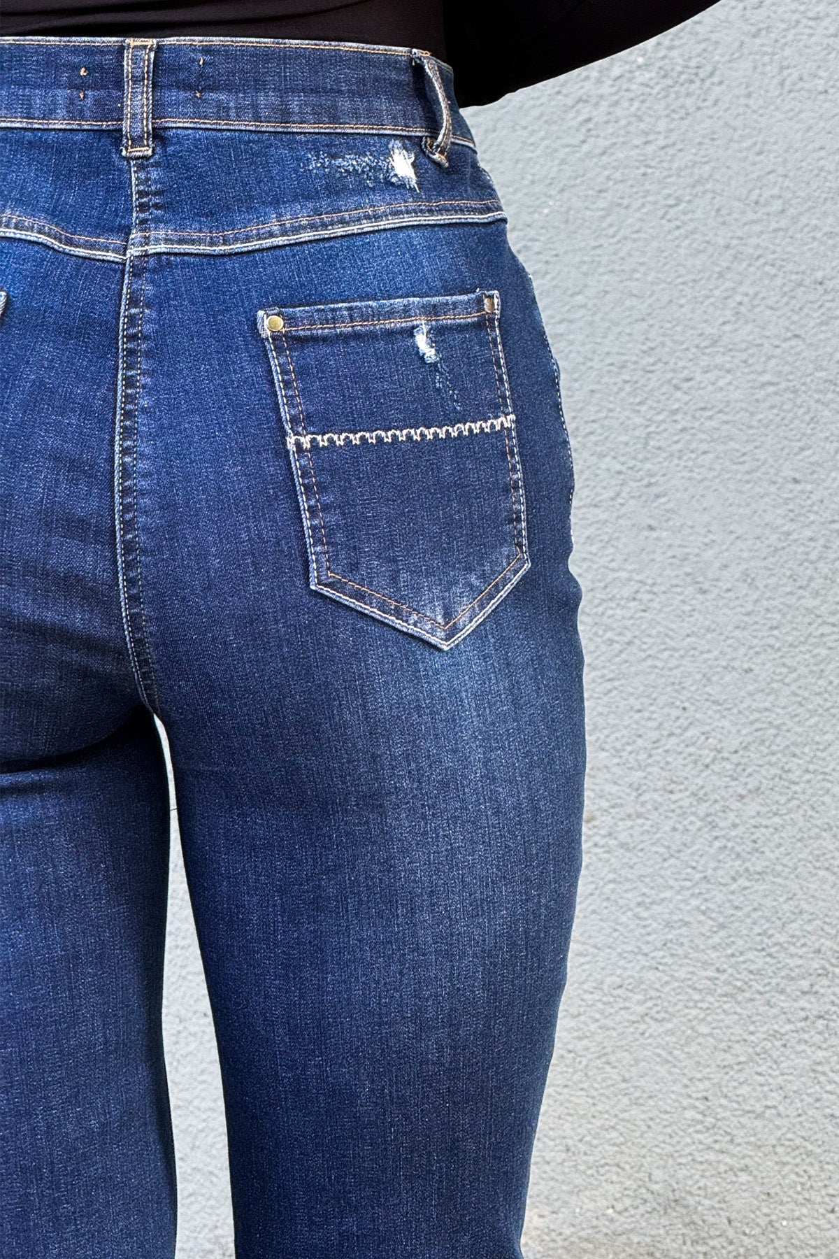 Yırtık Detaylı Koyu Yıkama Bootcut Jeans