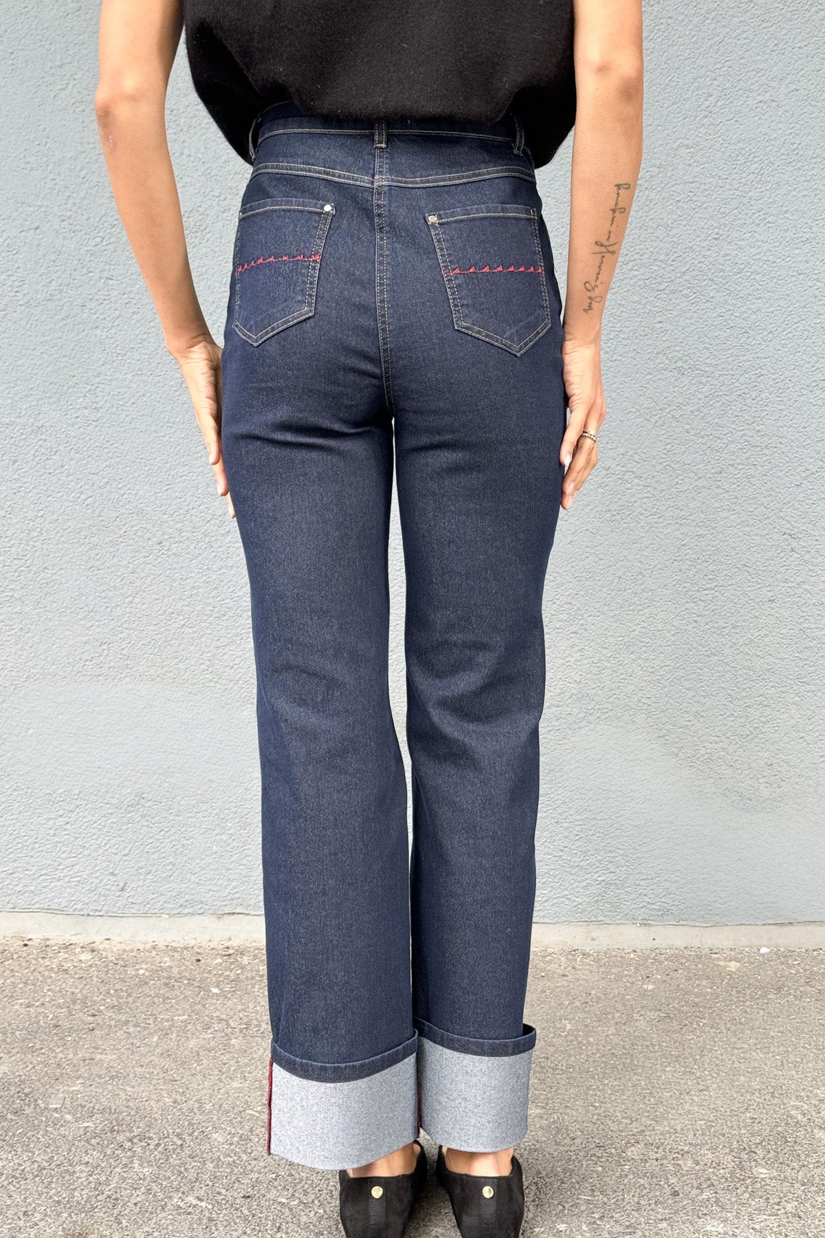 Yüksek Bel Paça Kıvrık Kırmızı İşleme Detaylı Straight Leg Kot Pantolon