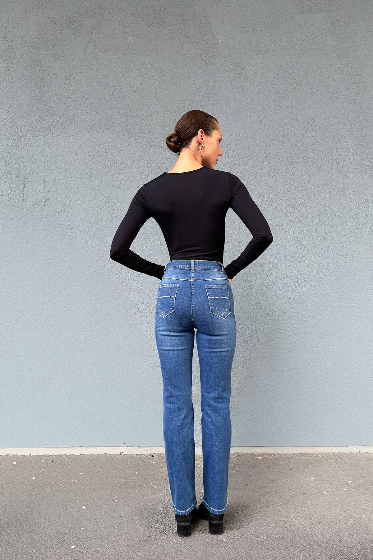 Yırtık ve Taş Detaylı Mavi Bootcut Jeans