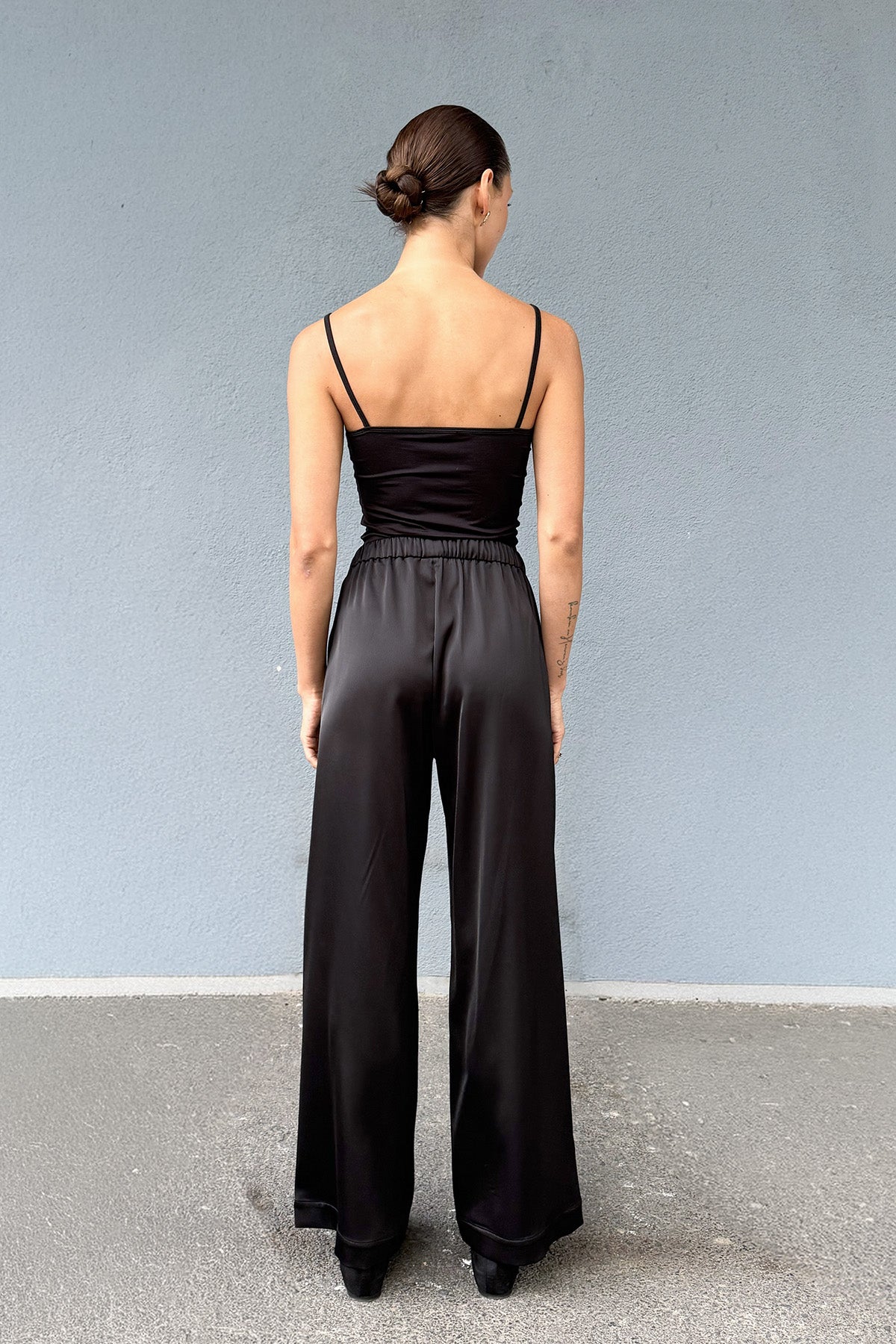 Kadın Siyah Saten Belden Lastikli Bol Paça Pantolon