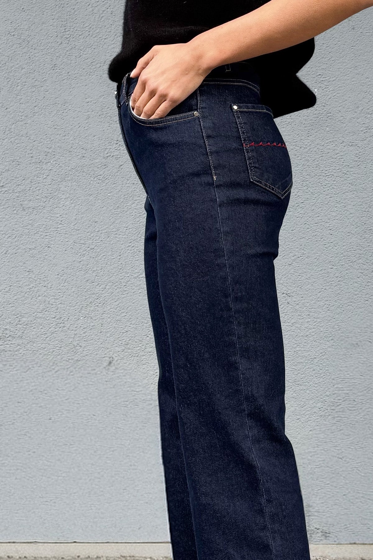 Yüksek Bel Paça Kıvrık Kırmızı İşleme Detaylı Straight Leg Kot Pantolon