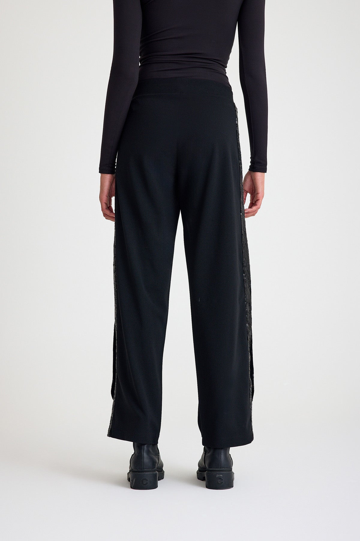 Yanları Payetli ve Yırtmaçlı Siyah Yüksek Bel Lastikli Pantolon