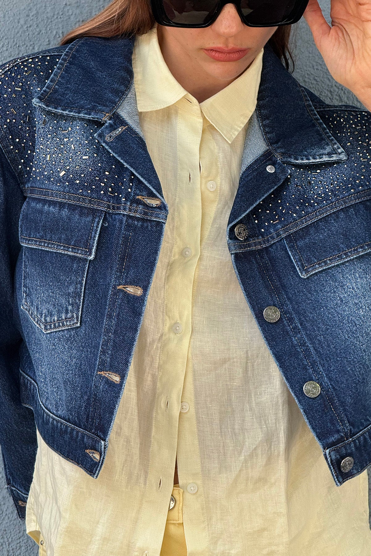 Taş İşlemeli Bol Kalıp Kısa Denim Ceket