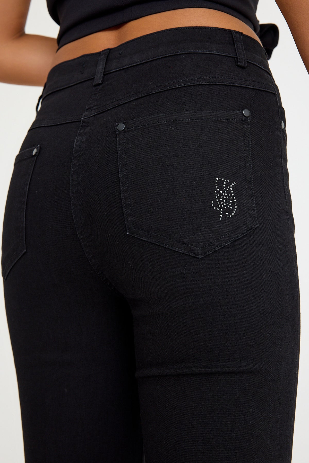 Paça Kesim ve Taş Detaylı Siyah Slim Jeans