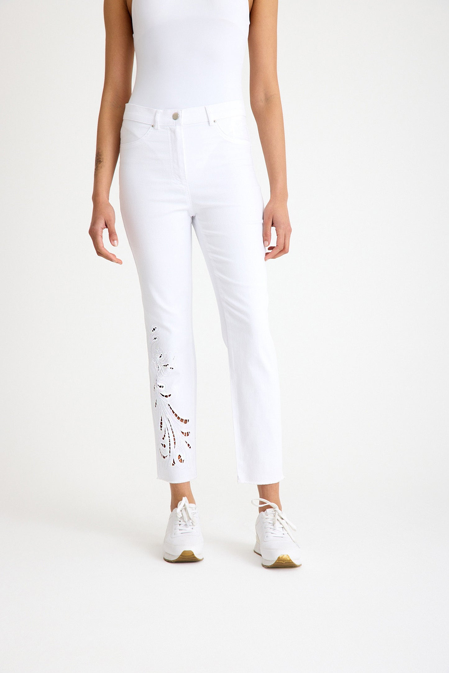 Yüksek Bel Beyaz Nakış Detaylı Kadın Straight Fit Jean