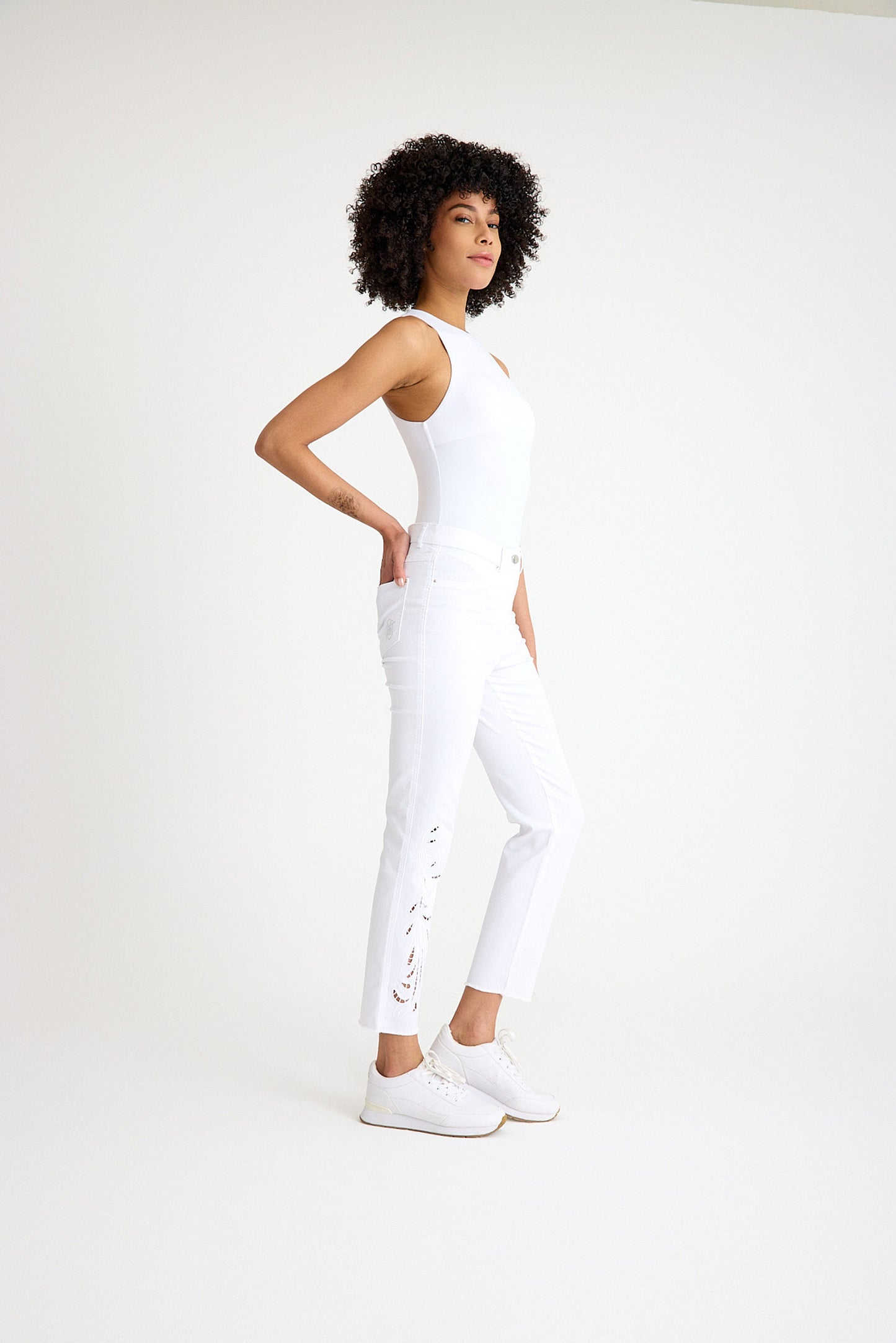Yüksek Bel Beyaz Nakış Detaylı Kadın Straight Fit Jean
