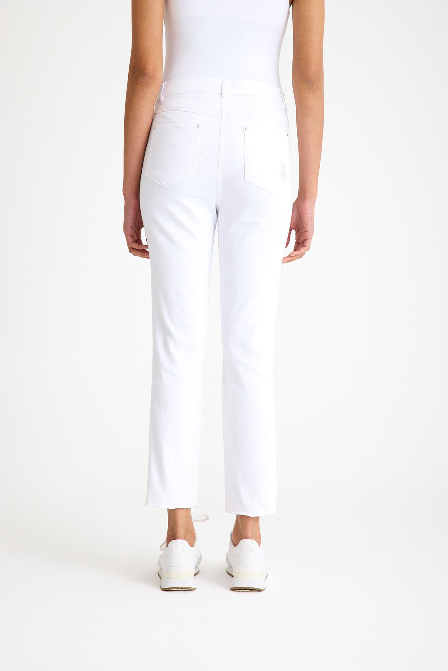 Yüksek Bel Beyaz Nakış Detaylı Kadın Straight Fit Jean