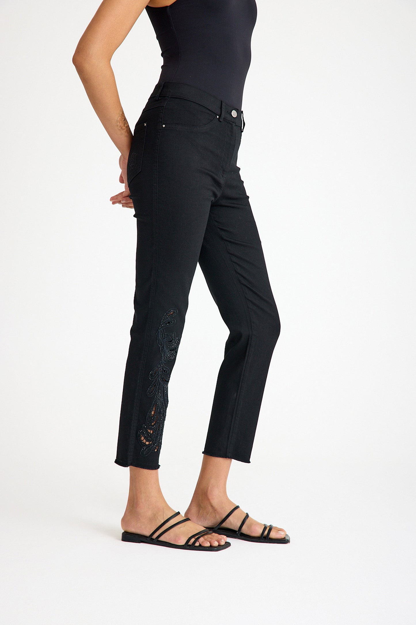 Yüksek Bel Siyah Nakış Detaylı Kadın Straight Fit Jean