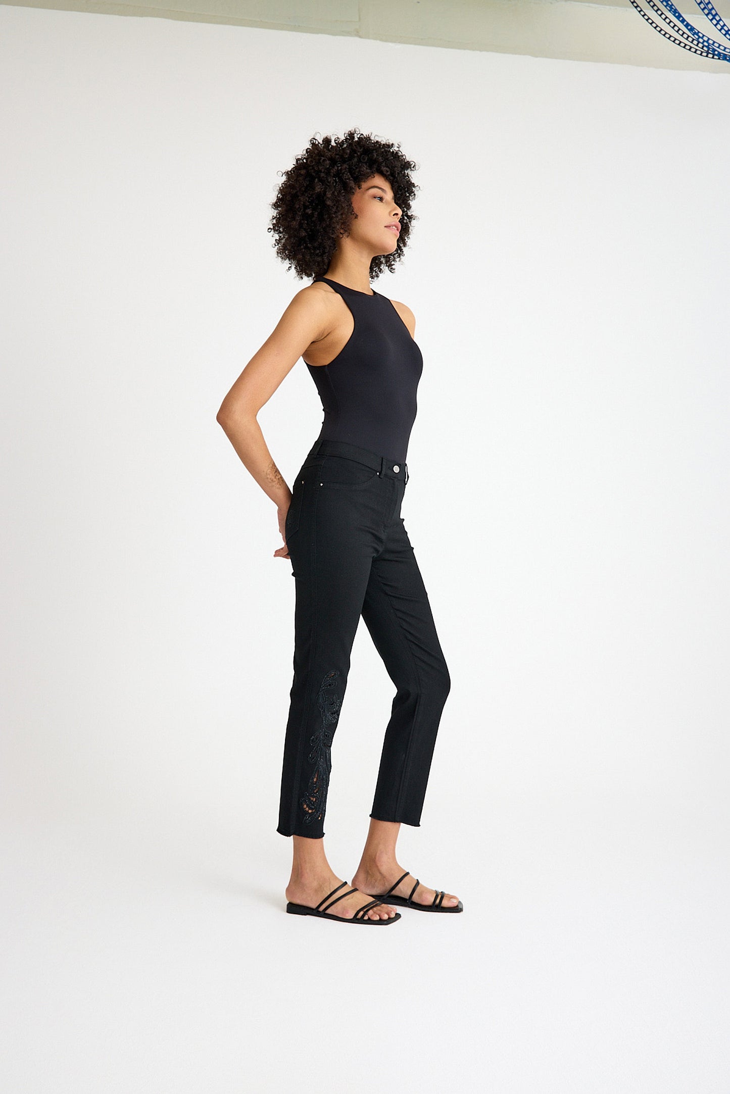 Yüksek Bel Siyah Nakış Detaylı Kadın Straight Fit Jean