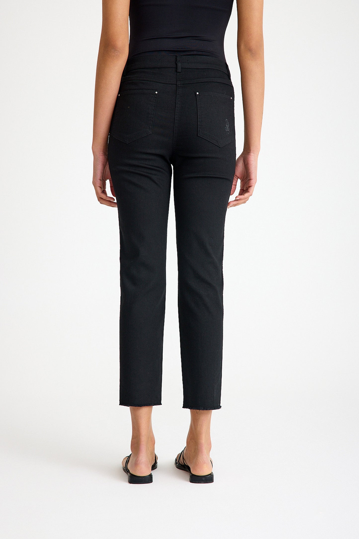 Yüksek Bel Siyah Nakış Detaylı Kadın Straight Fit Jean