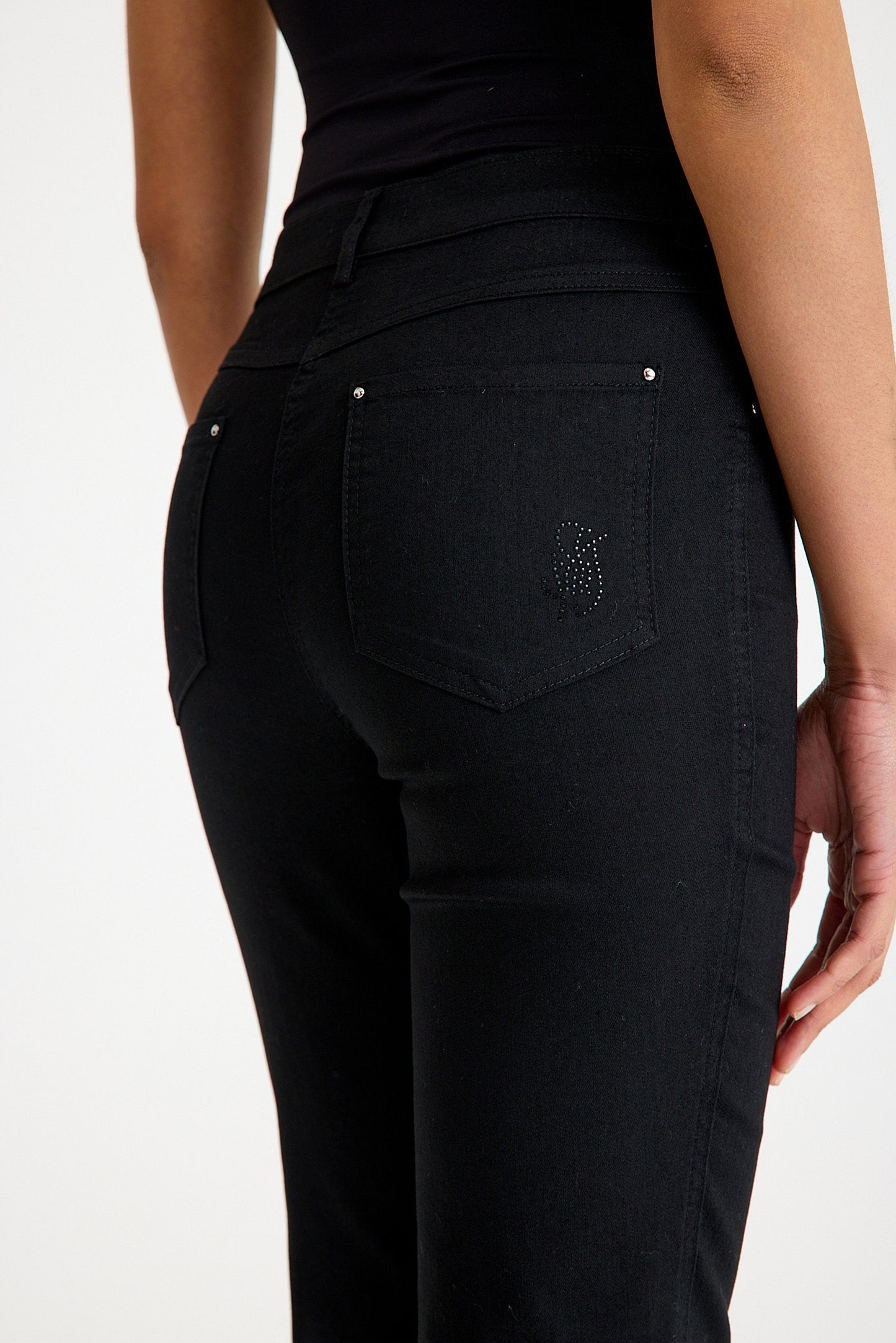 Yüksek Bel Siyah Nakış Detaylı Kadın Straight Fit Jean