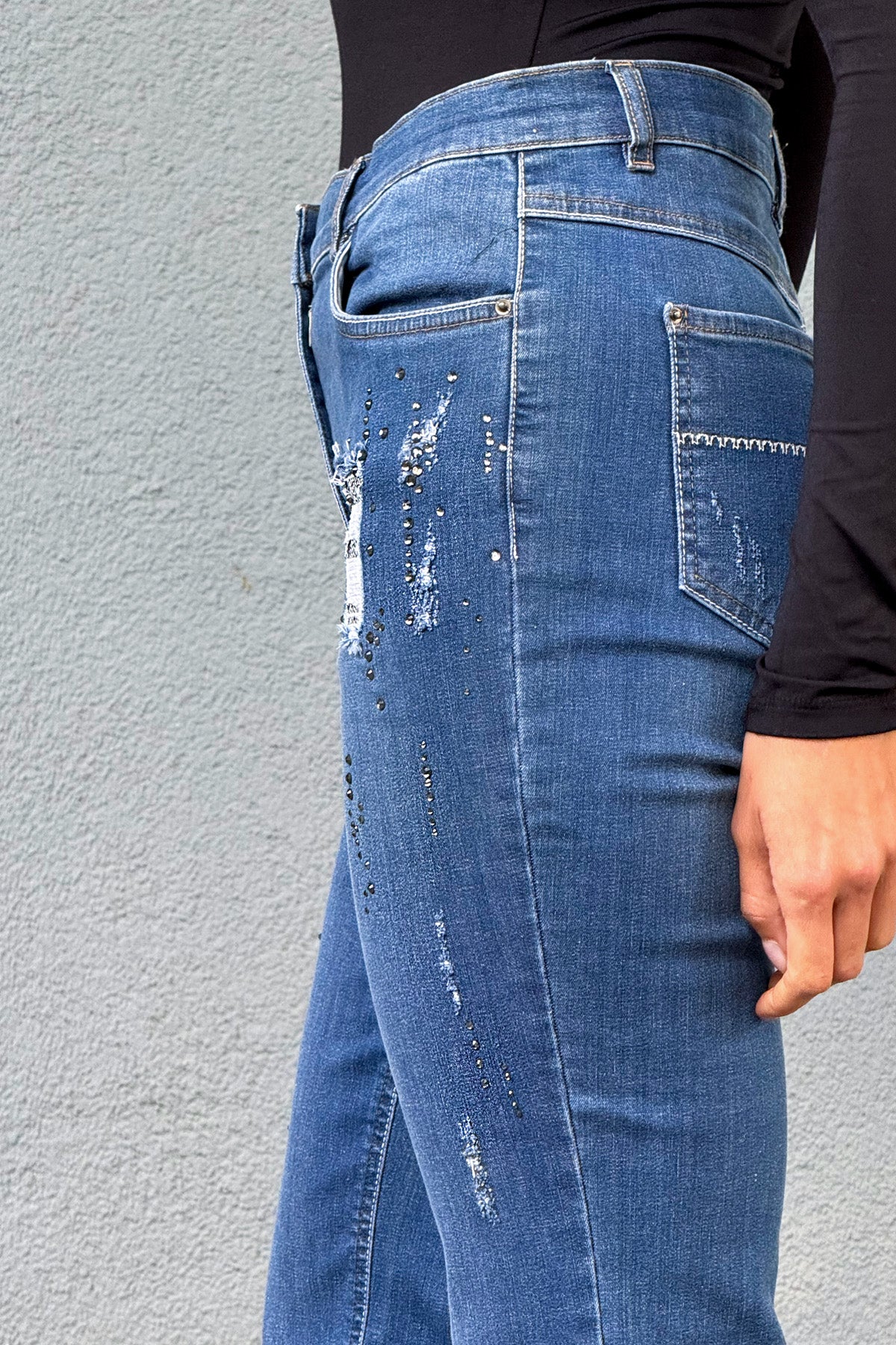 Yırtık ve Taş Detaylı Mavi Bootcut Jeans