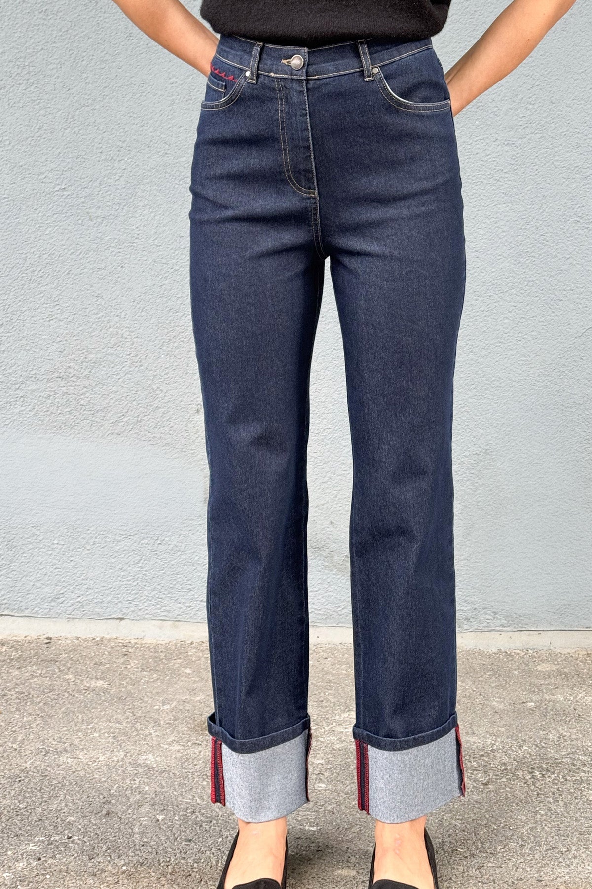 Yüksek Bel Paça Kıvrık Kırmızı İşleme Detaylı Straight Leg Kot Pantolon