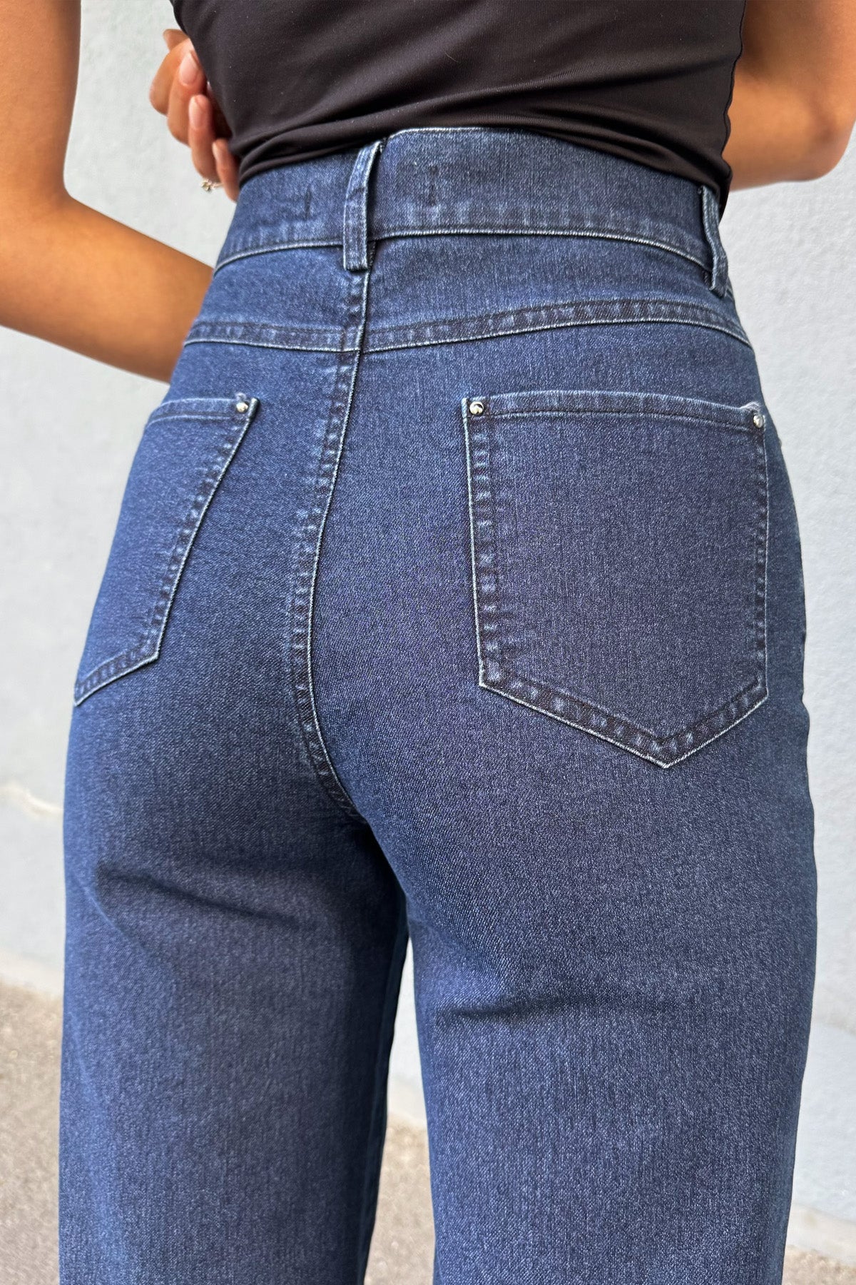 Barrel Fit Koyu Renk Yıkamalı Yüksek Bel Jean