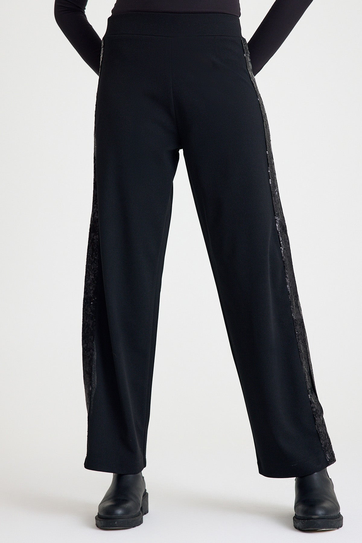 Yanları Payetli ve Yırtmaçlı Siyah Yüksek Bel Lastikli Pantolon