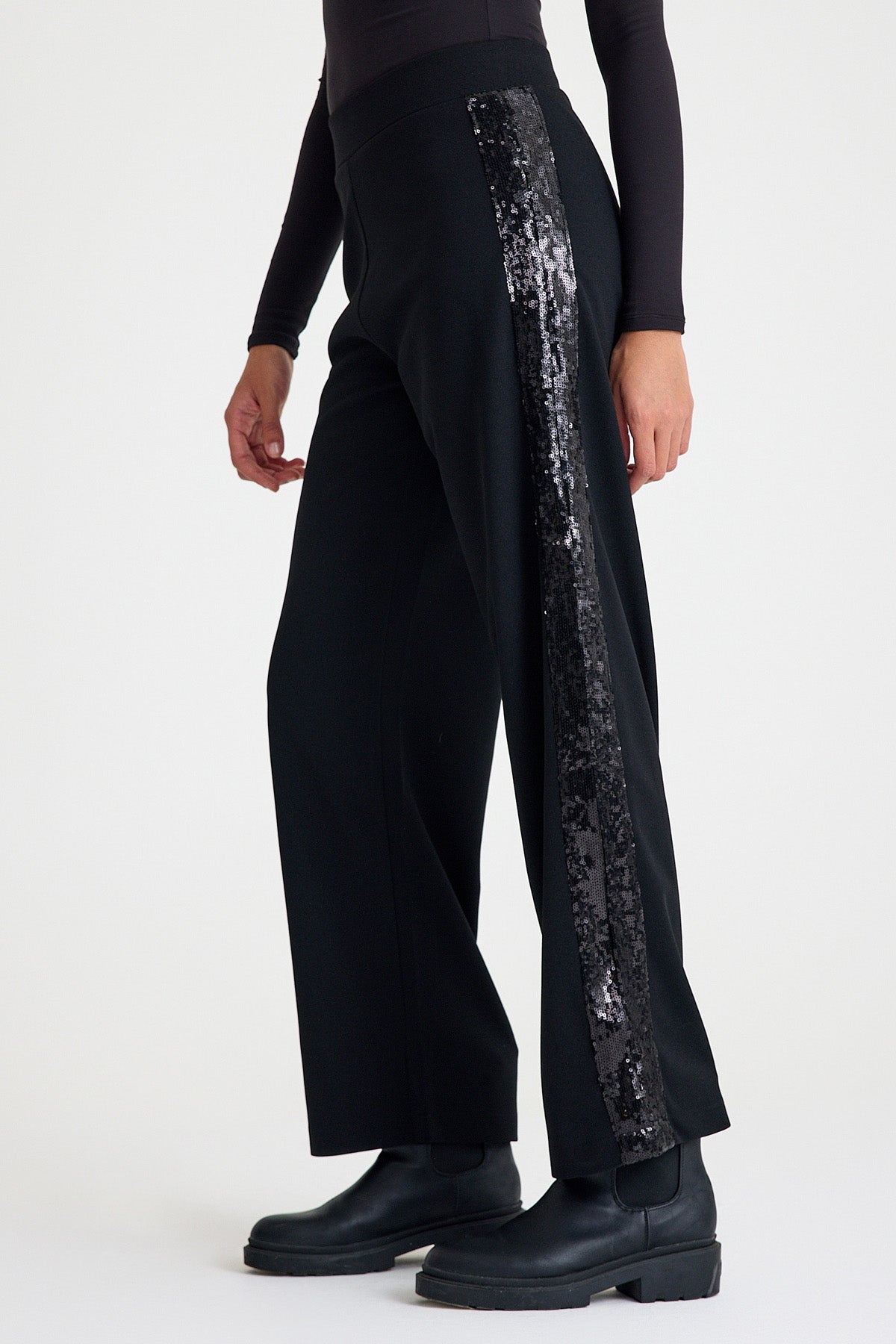 Yanları Payetli ve Yırtmaçlı Siyah Yüksek Bel Lastikli Pantolon