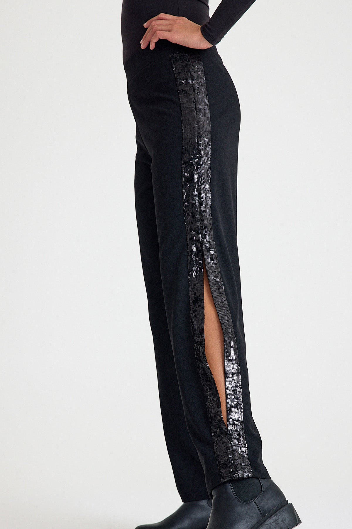 Yanları Payetli ve Yırtmaçlı Siyah Yüksek Bel Lastikli Pantolon